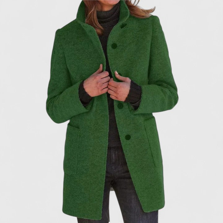 Manteau chic en laine Elenaaa de Danoir Paris, coupe élégante, couleur neutre, porté sur un mannequin.