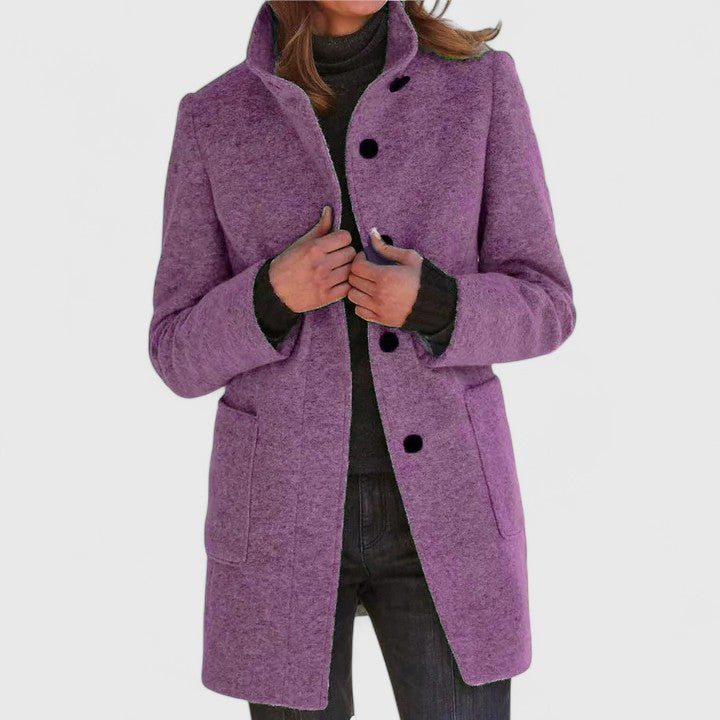 Manteau chic en laine Elenaaa de Danoir Paris, coupe élégante et tissu chaud, porté sur un modèle dans une ambiance urbaine.