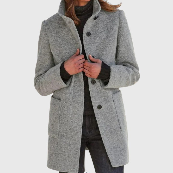 Manteau chic en laine Elenaaa de Danoir Paris, coupe élégante, couleur neutre, porté sur mannequin avec col et poches apparents.