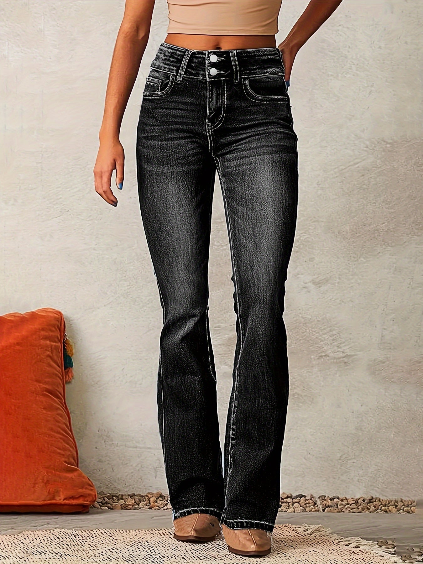 Jeans skinny modernes Aya de Danoir Paris, coupe ajustée, denim bleu clair, détails de couture visibles sur l'image.