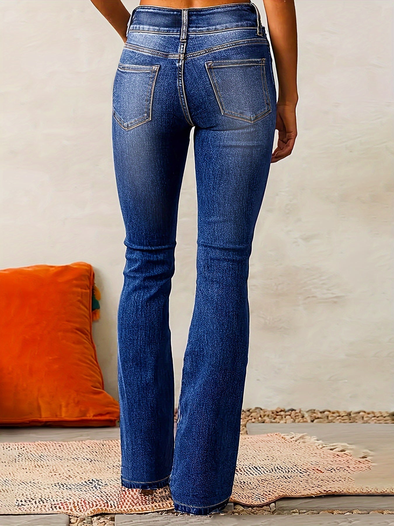 Jean skinny moderne Aya de Danoir Paris porté, en denim bleu avec détails stylés et coupe ajustée.