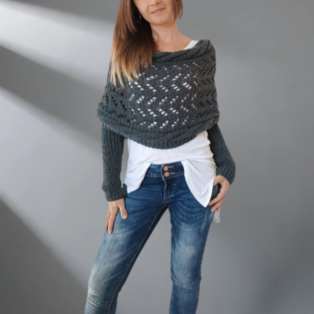 Châle tissé WarmWrap™ de Danoir Paris, élégant et chaud, porté enroulé autour du cou, couleur neutre.