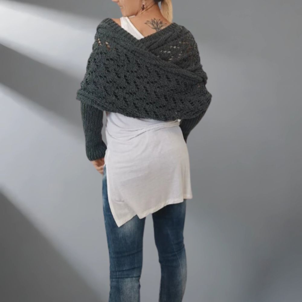 Châle tissé WarmWrap™ de Danoir Paris, élégant et chaud, porté autour des épaules, en tissu doux et fin.