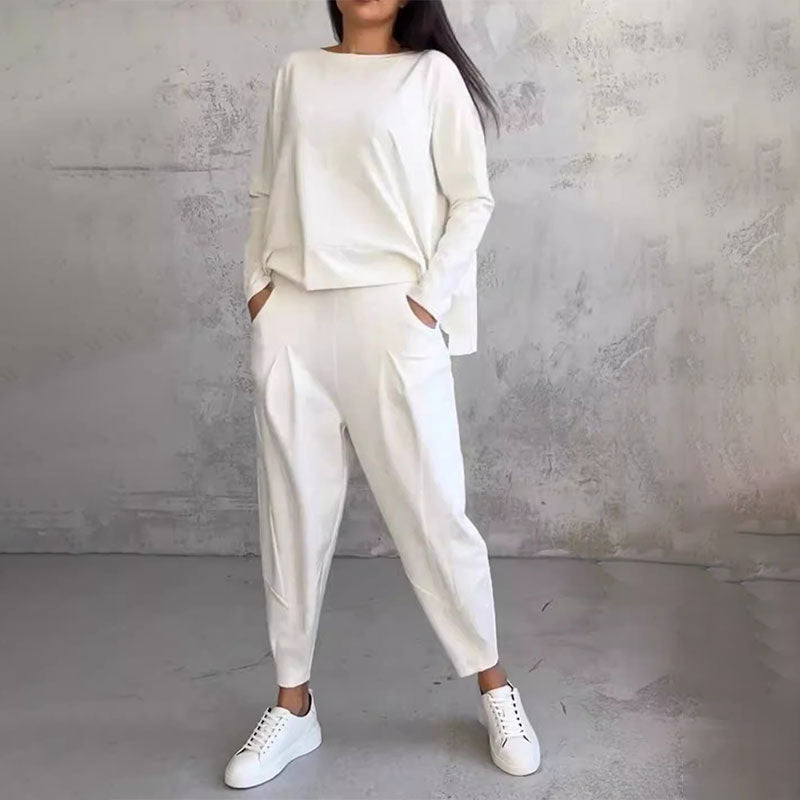 Ensemble confortable et chic Amalia de Danoir Paris, vêtements en tissu doux, style élégant et moderne, porté par un mannequin.