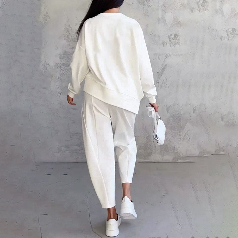 Ensemble confortable et chic FR868 Danoir Paris, vêtement noir élégante avec détails modernes, porté par un mannequin.