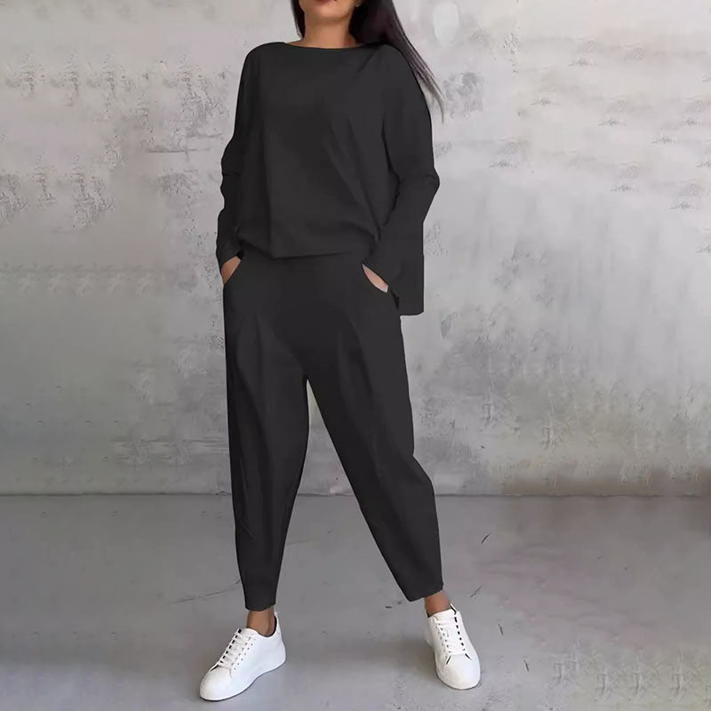 Ensemble confortable et chic Amalia de Danoir Paris, vêtement en tissu doux avec coupe élégante, porté par un mannequin.