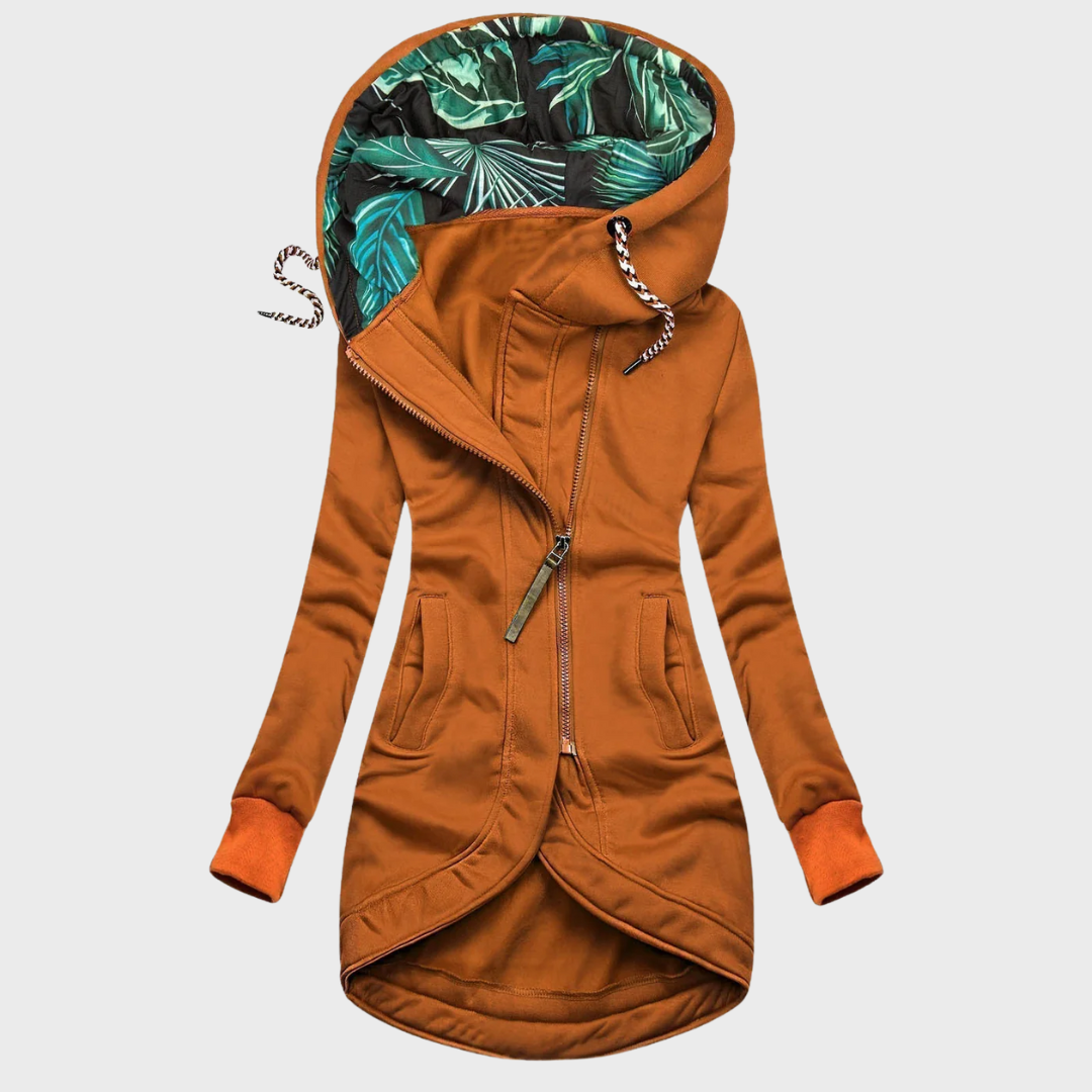 Veste d'hiver élégante Danoir Paris FR870 pour femme, mannequin portant la veste noire avec détails sophistiqués.