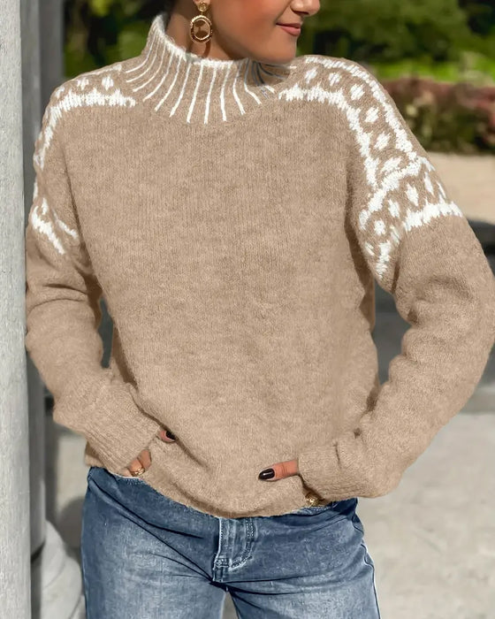Pull Scandinave chic Danoir Paris, modèle FR878, en laine bleue avec col rond et manches longues, porté sur mannequin.
