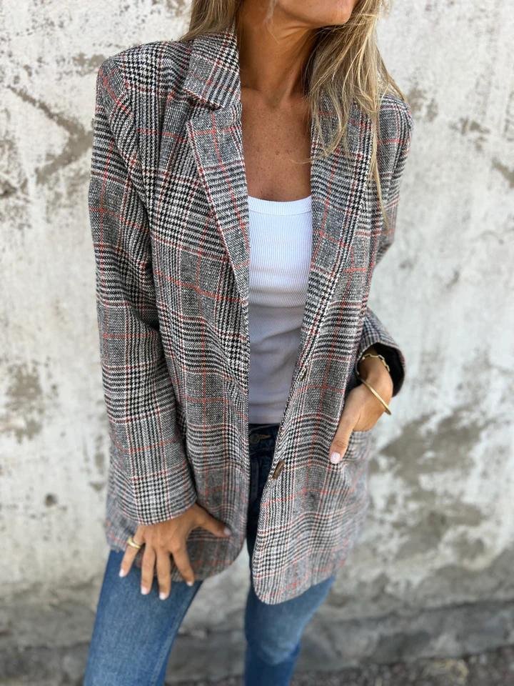 Manteau à carreaux élégant Danoir Paris, modèle FR882, avec design sophistiqué et coupe moderne, vue de face.