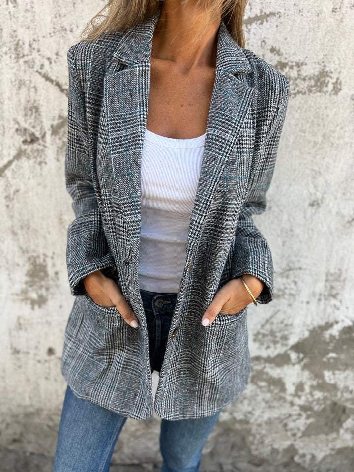 Manteau à carreaux élégant de la marque Danoir Paris, modèle FR882, porté avec col et poches visibles.
