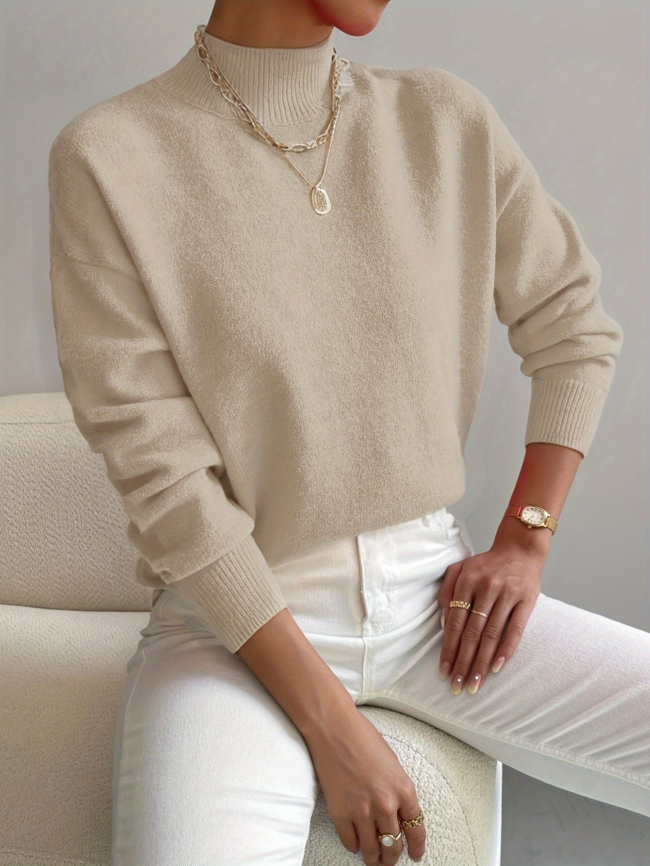 Pull blanc élégant et chaud Yvonne de Danoir Paris, tissu confortable, porté sur mannequin, détail du col et des manches.