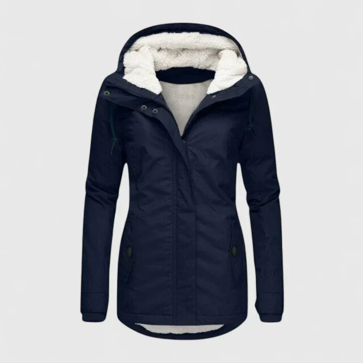 Manteau chic et confortable Juliandra de Danoir Paris, coupe élégante, porté en tissu doux, style moderne et raffiné.
