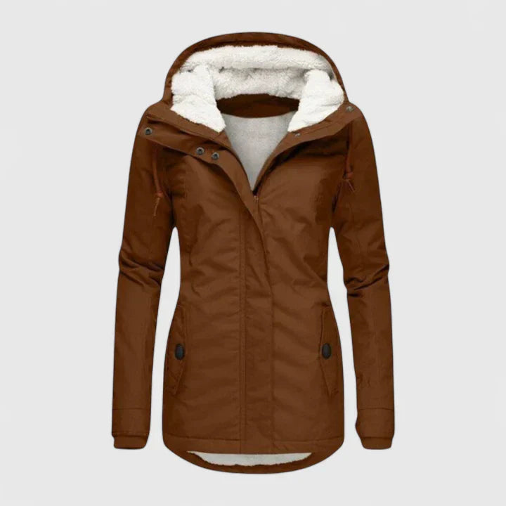 Manteau chic et confortable Juliandra Danoir Paris, coupe élégante, couleur neutre, porté avec accessoires, vue de face.