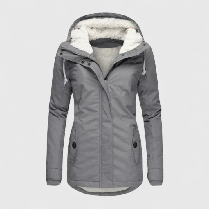 Manteau chic et confortable Juliandra de Danoir Paris, tissu élégant, coupe moderne et détails sophistiqués, en image.