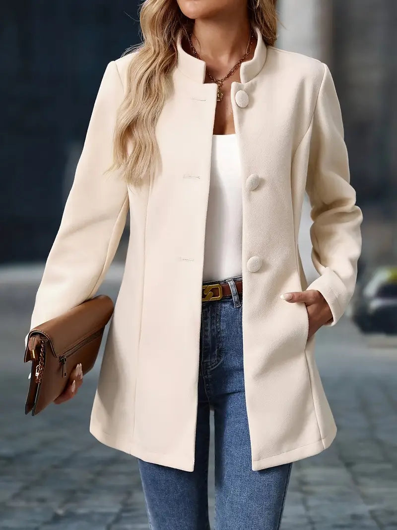 Veste élégante quotidienne Sofia de Danoir Paris en crème, style chic et moderne, portée avec détails visibles.
