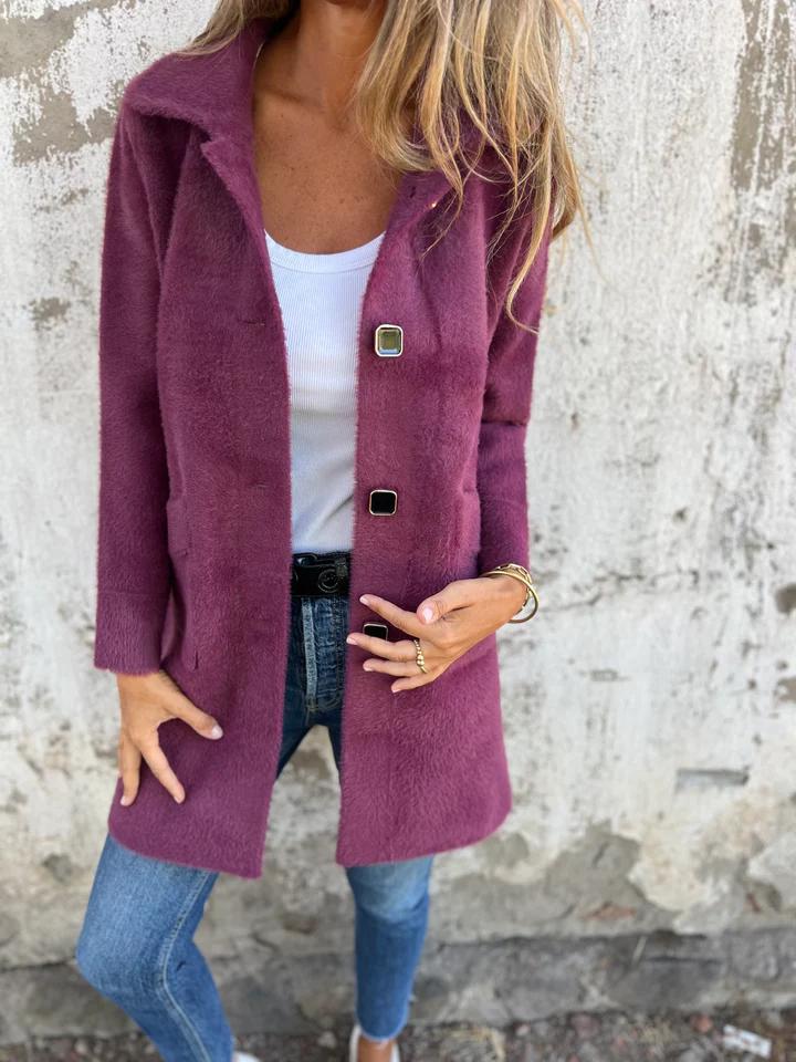 Manteau d'hiver élégant FR903 de Danoir Paris, en tissu chaud et sophistiqué, porté par un mannequin dans une tenue chic.