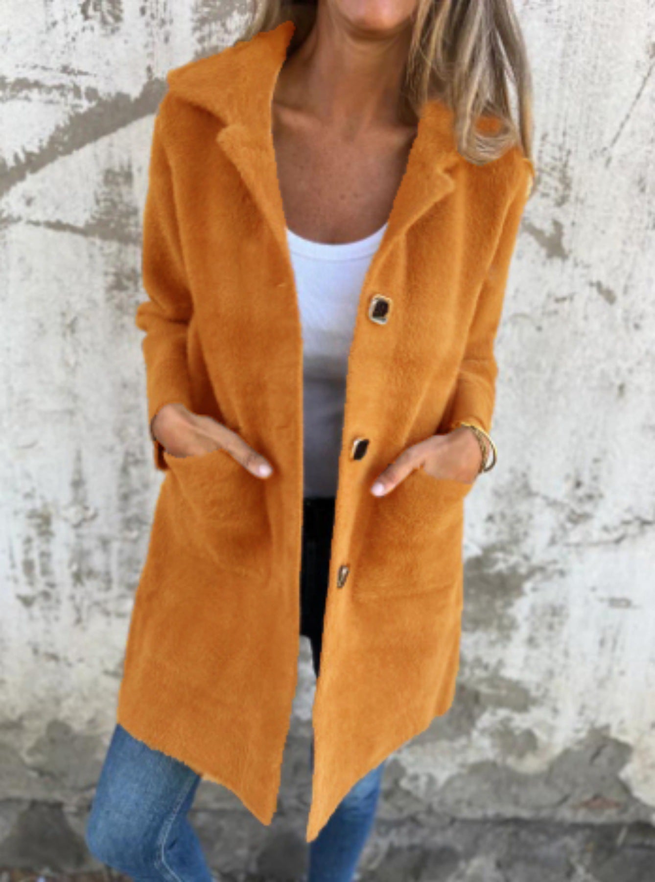 Manteau d'hiver élégant Salene FR903 de Danoir Paris, tissu chaud et finition sophistiquée, porté par un mannequin.