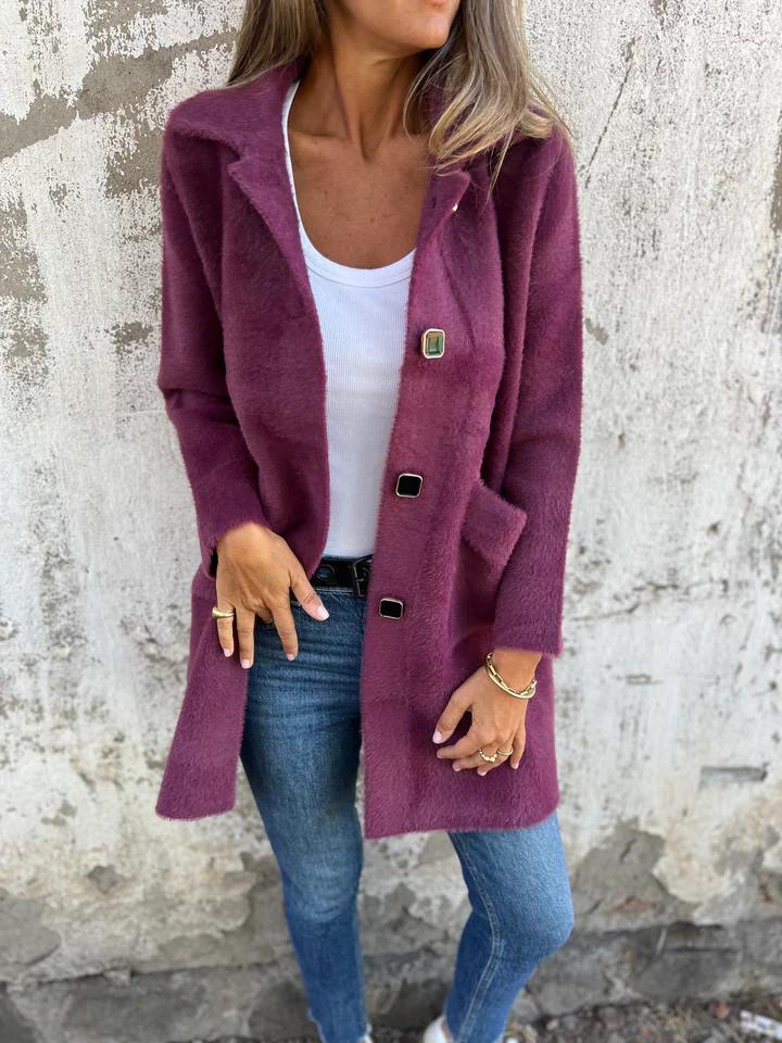 Manteau d'hiver élégant Salene FR903 de Danoir Paris en violet, veste chic avec col et boutons, vue de face.