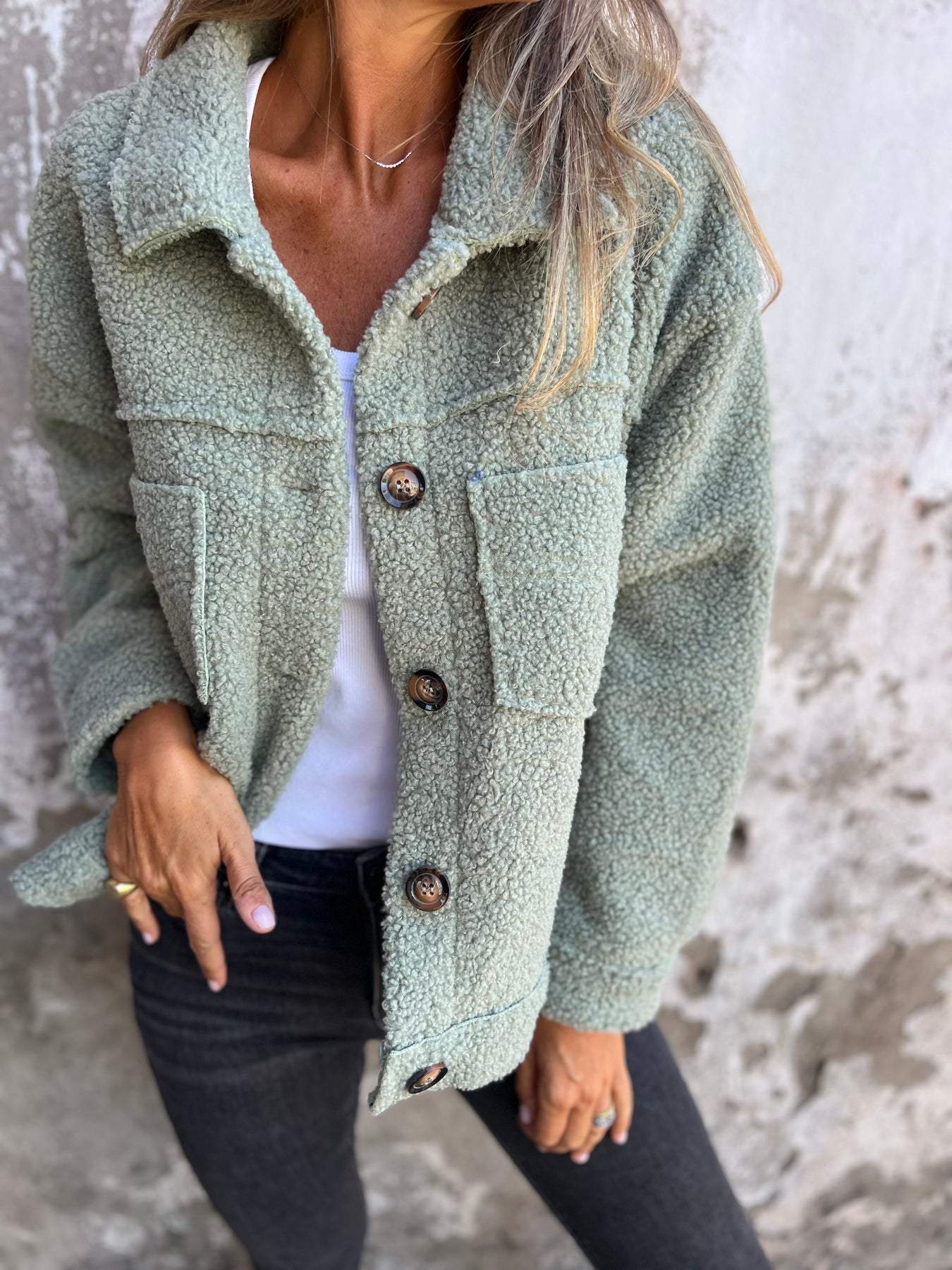 Veste élégante et confortable FR904 de Danoir Paris, tissu chic avec détails modernes, vue frontale sur mannequin.
