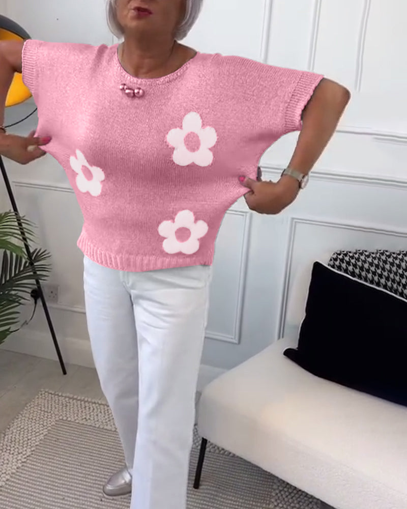 Pull élégant Daisy de Danoir Paris avec motif floral, en tissu doux, porté sur mannequin blanc.