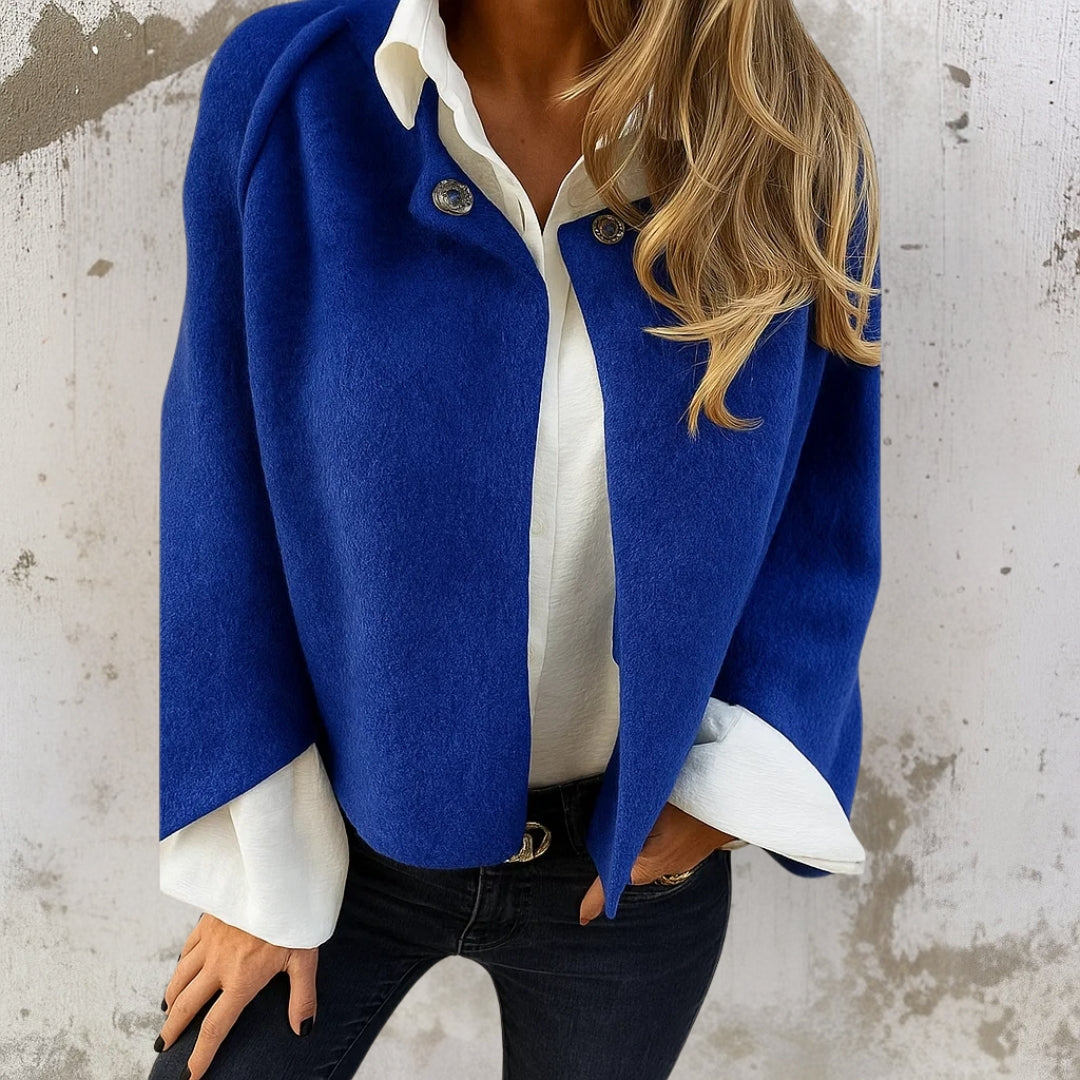 Veste courte élégante Danoir Paris Judith en kaki, style moderne, fabriquée en tissu léger, vue de face.