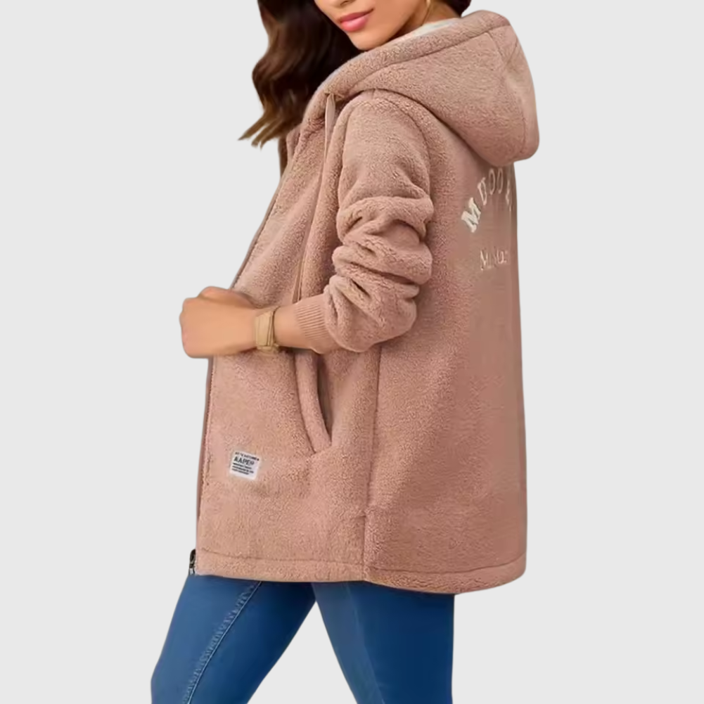 Veste polaire élégante Danoir Paris Birgitte FR910 en bleu, vue de face, tissu doux et coupe sophistiquée.