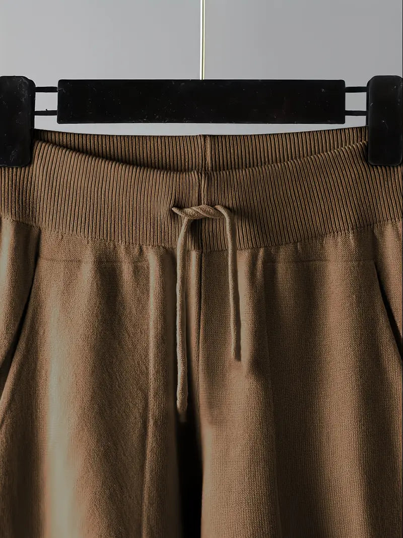Ensemble décontracté élégant Danoir Paris FR916 beige pour femme, comprenant un haut et un pantalon, porté dans une image.