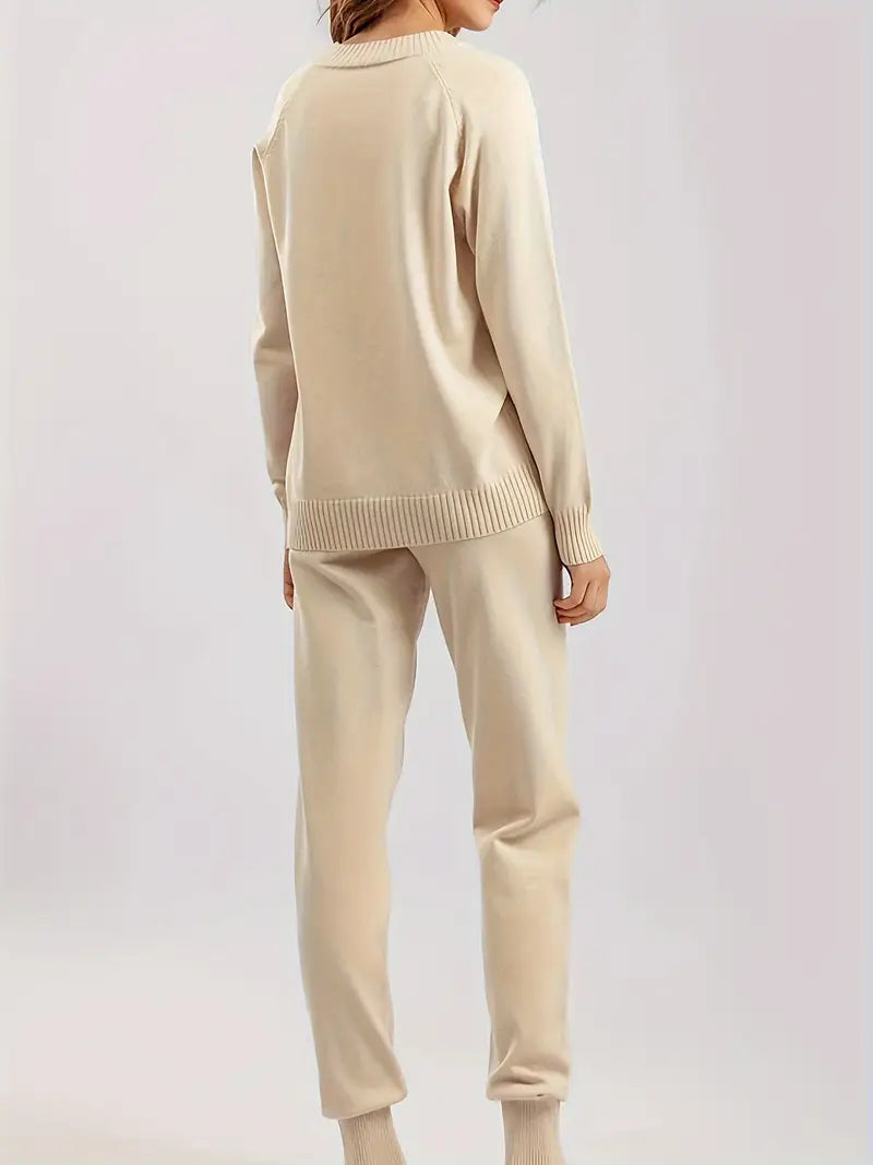 Ensemble décontracté élégant beige FR916 de Danoir Paris, veste et pantalon confortables, style chic et moderne.