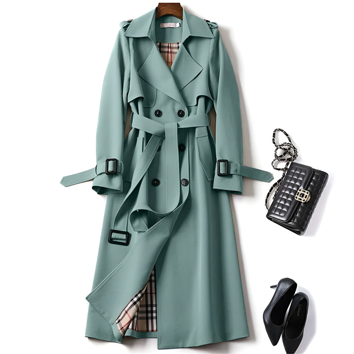 Manteau trench-coat élégant automnal Danoir Paris Helena, beige, avec détails sophistiqués, porté en situation extérieure.