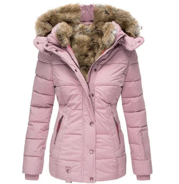 Veste hivernale élégante Celinda de Danoir Paris, modèle FR932, en noir avec capuche et détails sophistiqués.