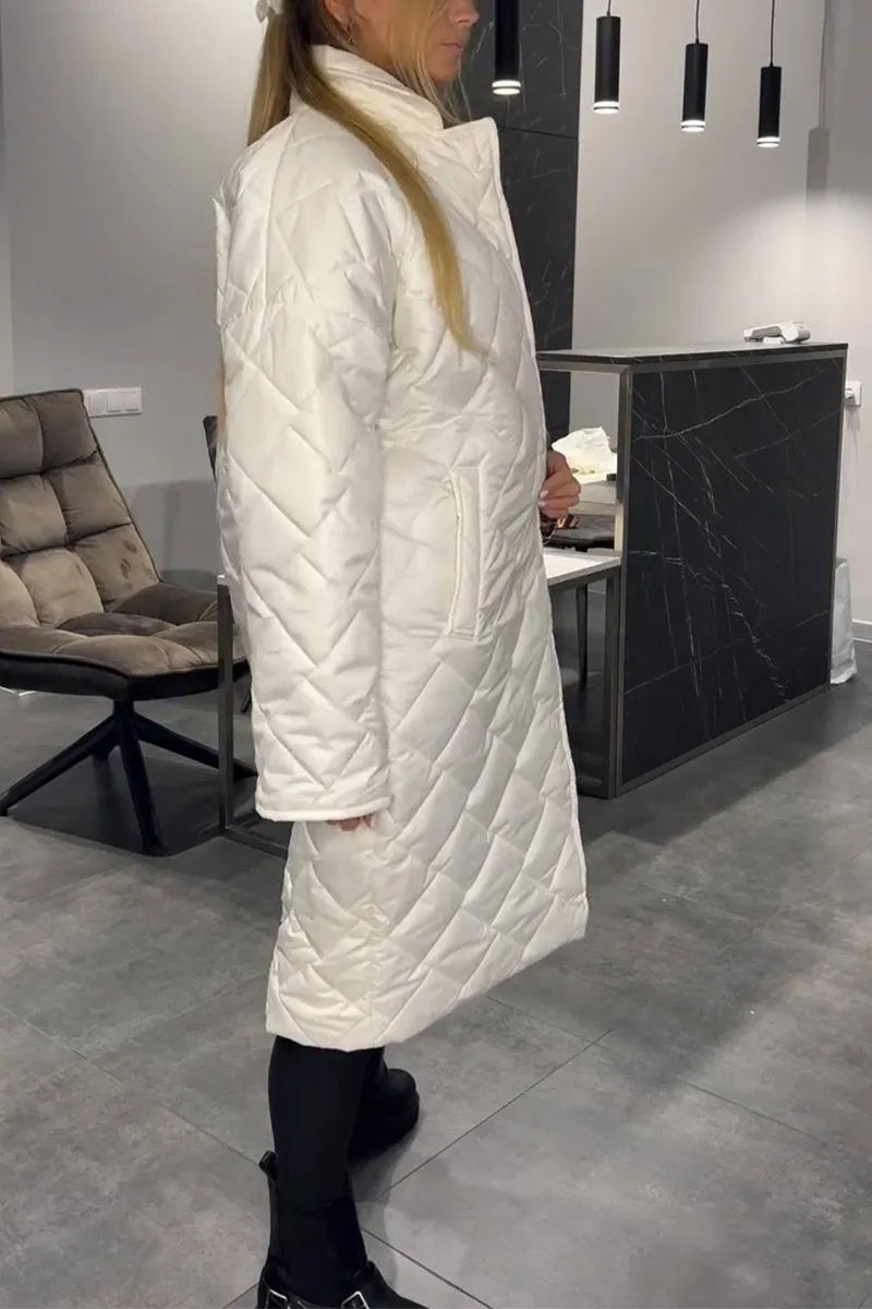 Manteau réversible chic Danoir Paris FR934 noir, élégant et tendance, porté en mode décontracté et sophistiqué.