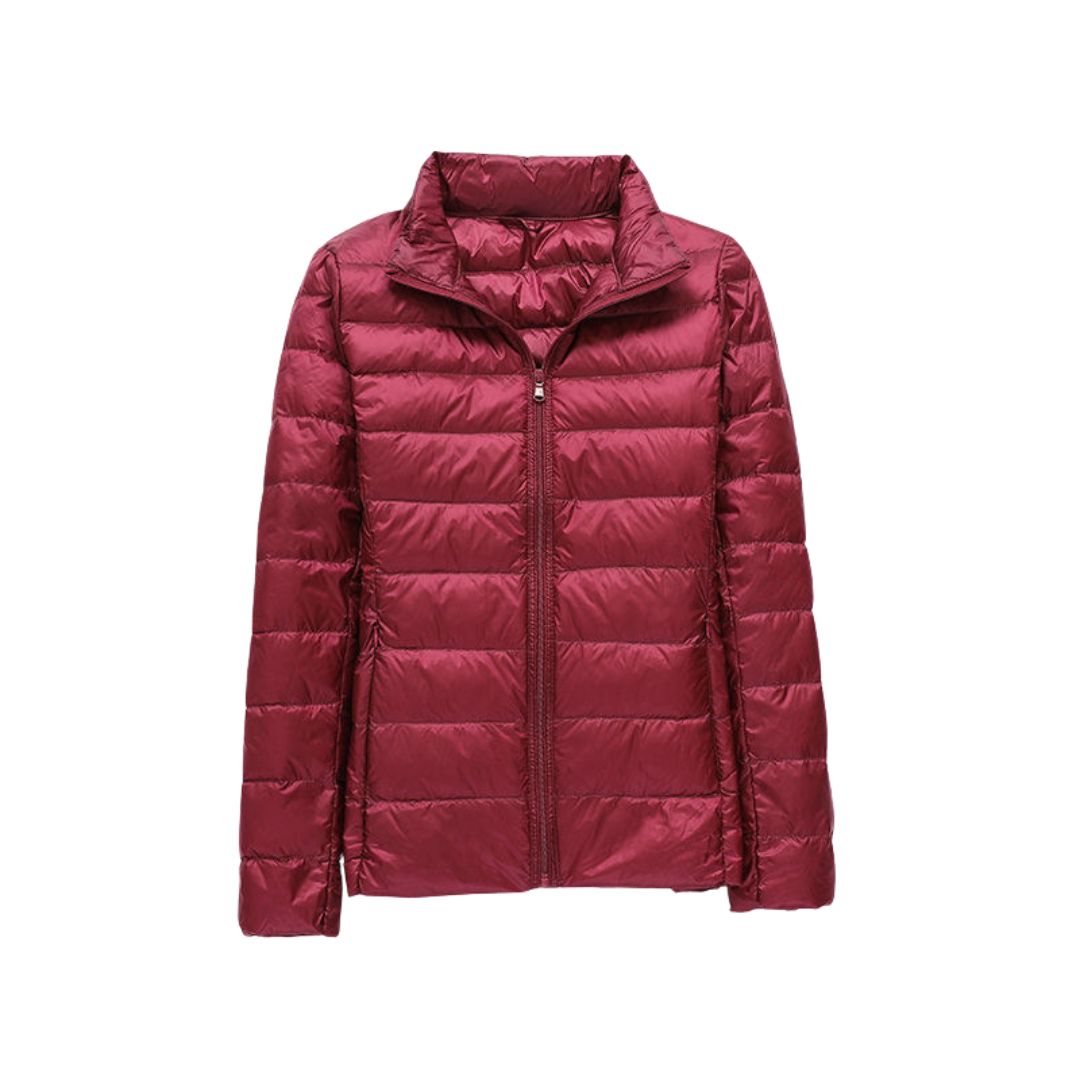 Veste ultra légère et élégante Elin de Danoir Paris, couleur neutre, avec détails de finition soignés, portée en extérieur.