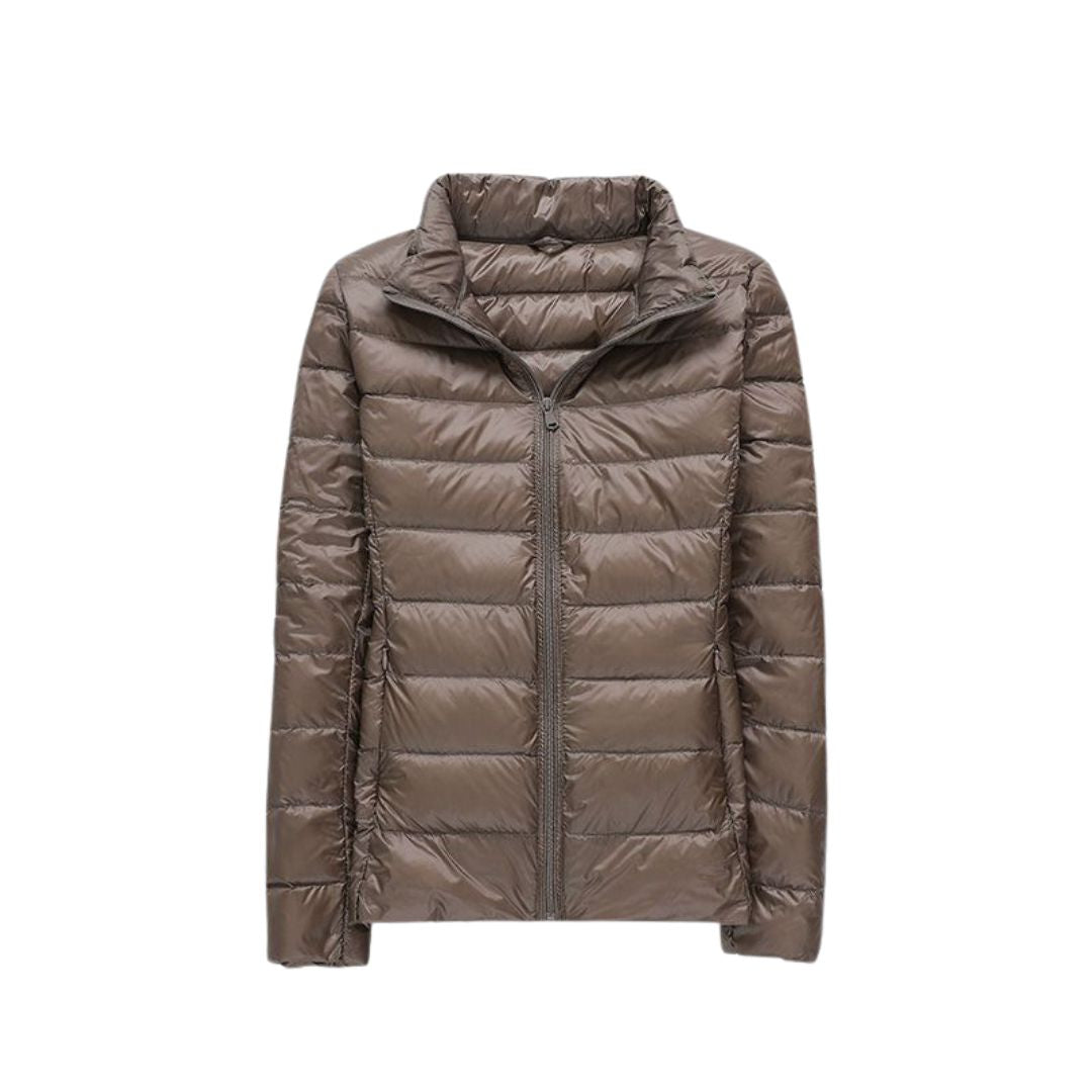 Veste ultra légère Danoir Paris Elin, style élégant, coupe ajustée, tissu fin et respirant, couleur neutre.