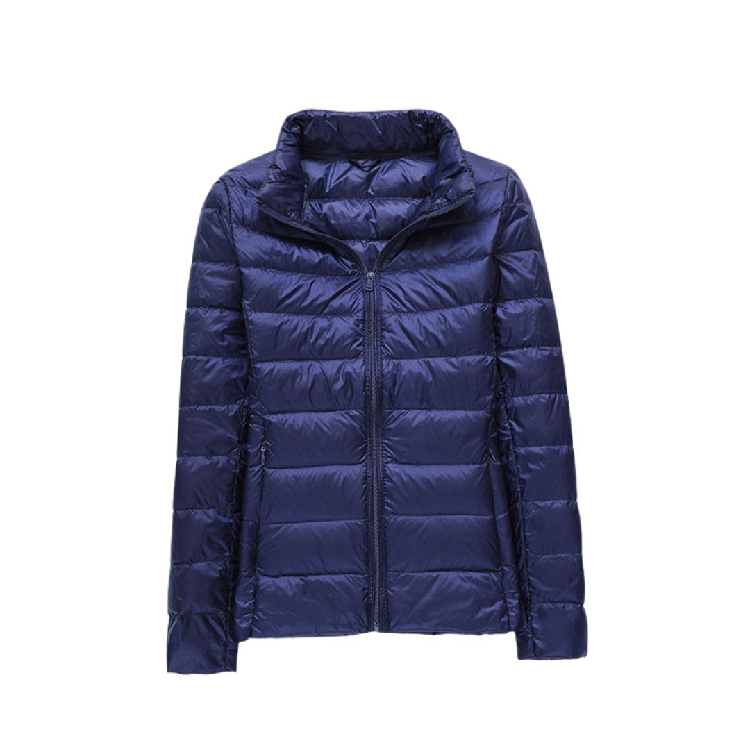 Veste ultra légère et élégante Elin de Danoir Paris, design chic, en tissu fin, portée en extérieur ou en ville.