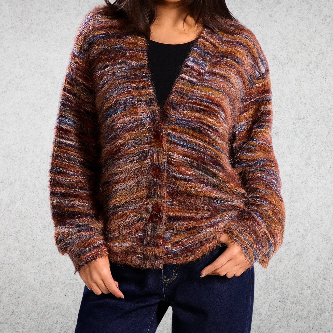 Gilet décontracté Mona multicolore de Danoir Paris, style relax, avec motifs colorés, porté sur un fond neutre.