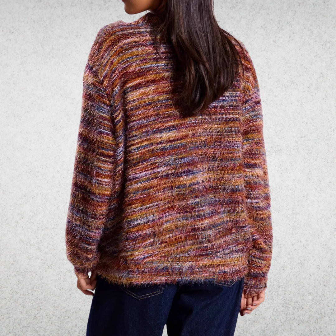 Gilet décontracté multicolore Mona de Danoir Paris, tissu léger avec motifs colorés, porté en style casual.