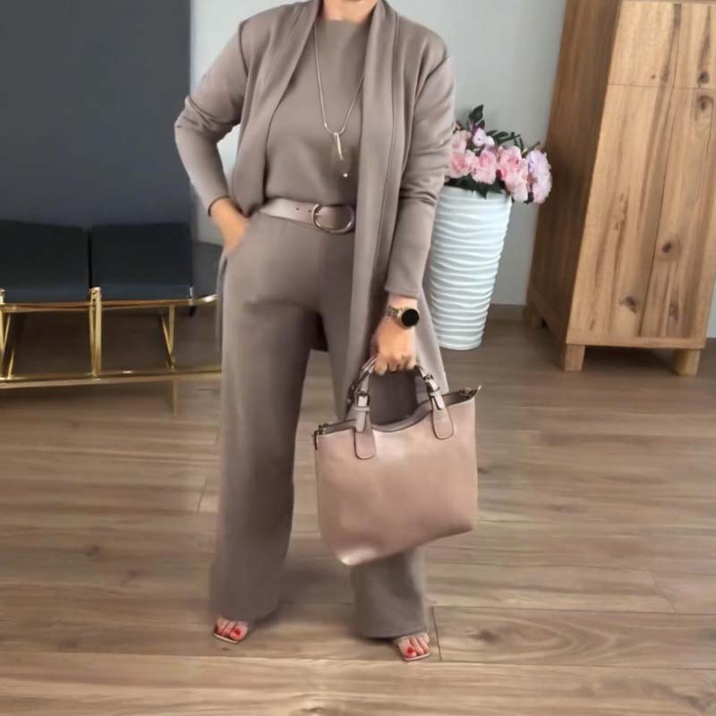 Ensemble élégant et confortable Brumello de Danoir Paris, vêtement féminin avec détails sophistiqués, porté sur un mannequin.