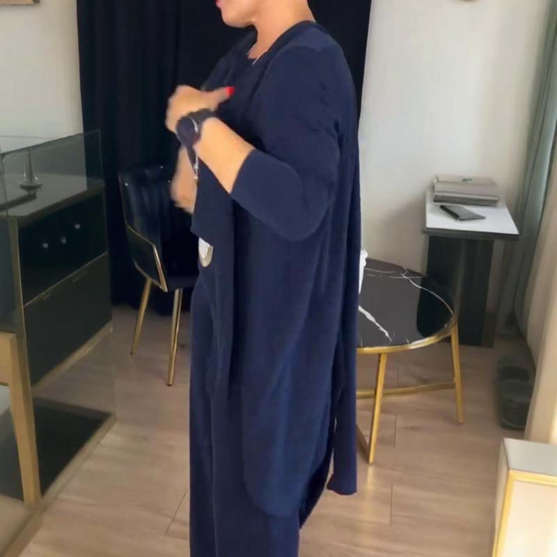 Ensemble élégant et confortable Brumello de Danoir Paris, veste et pantalon en tissu doux, style moderne et sophistiqué.
