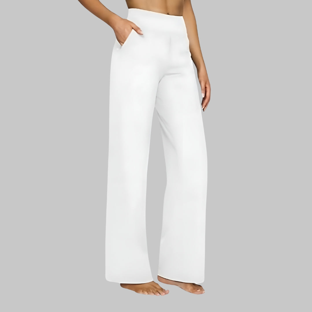 Pantalon stretch confortable Enora de Danoir Paris, coupe ajustée, tissu doux et flexible, en couleur neutre.