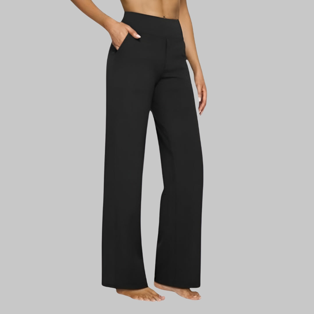 Pantalon stretch confortable Enora de Danoir Paris, coupe ajustée et tissu souple, porté avec un haut blanc.