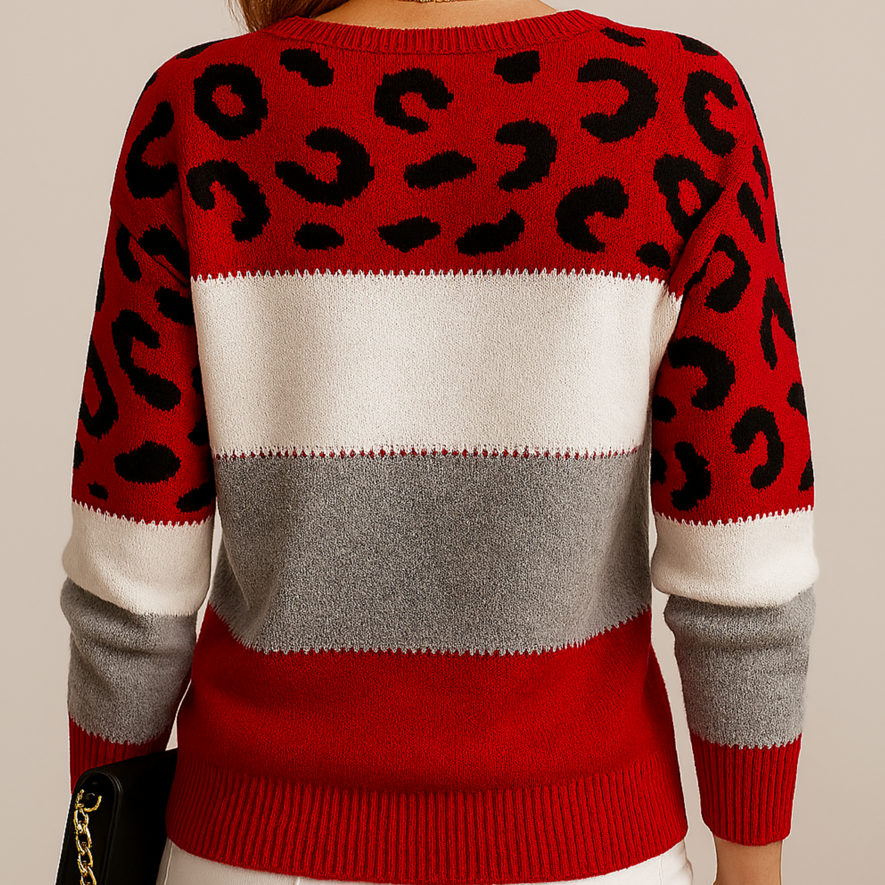 Pull décontracté Charlene en motif léopard de Danoir Paris, présenté sur un mannequin.