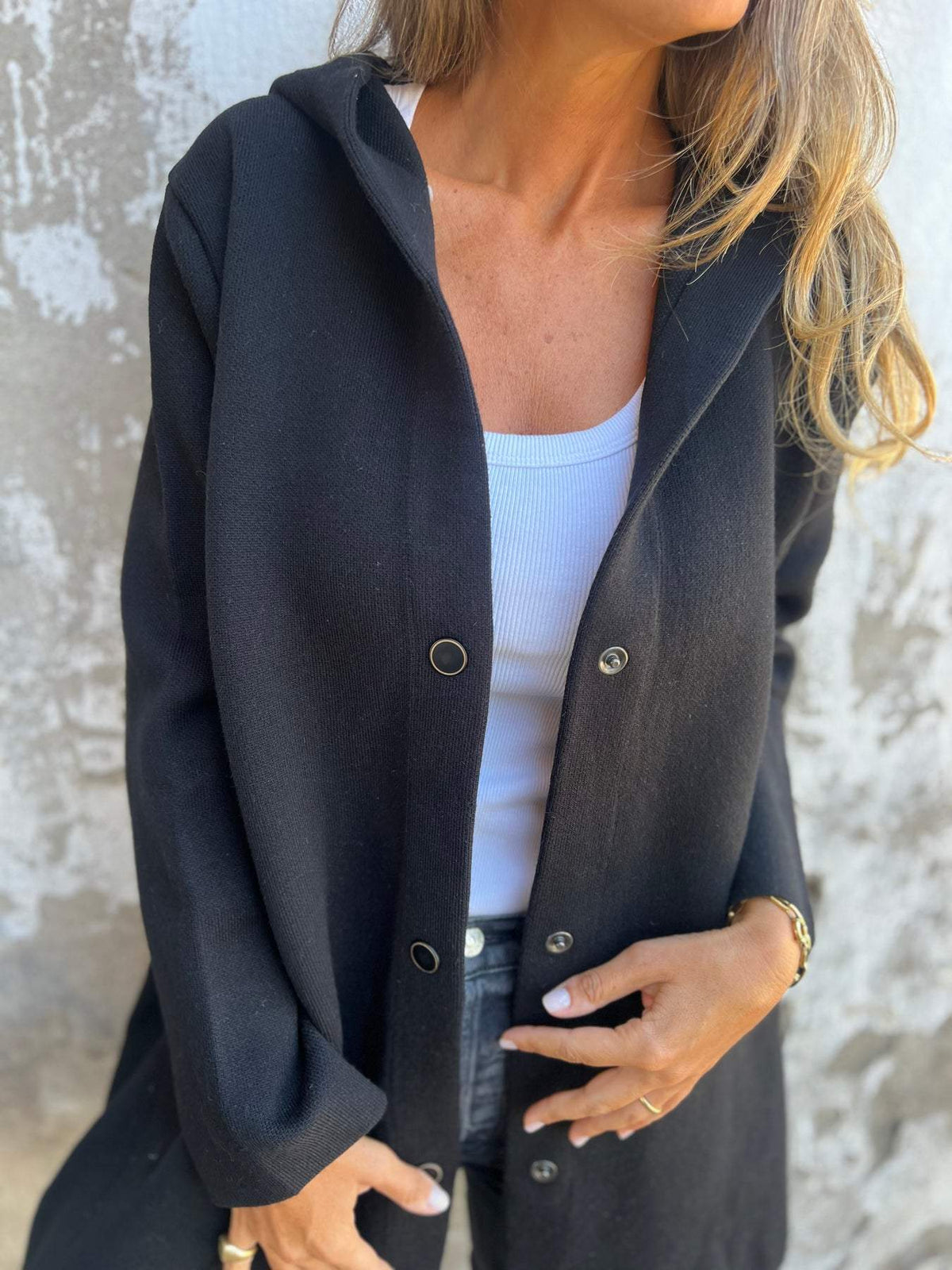 Cardigan décontracté rouge avec capuche Adriana de Danoir Paris, léger et confortable, pour un style casual.