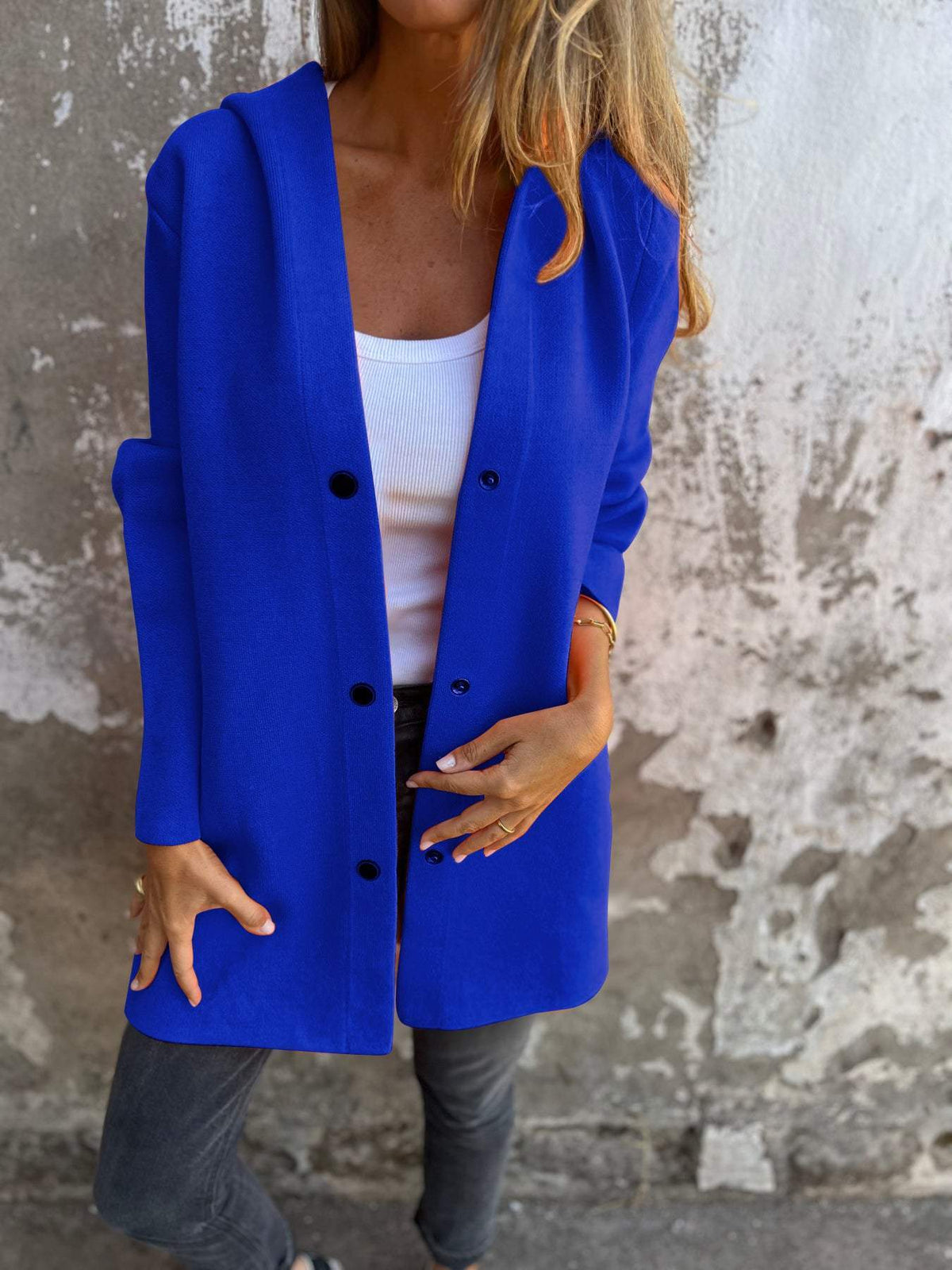 Cardigan décontracté rouge avec capuche de la marque Danoir Paris, modèle Adriana, en tissu doux et confortable.