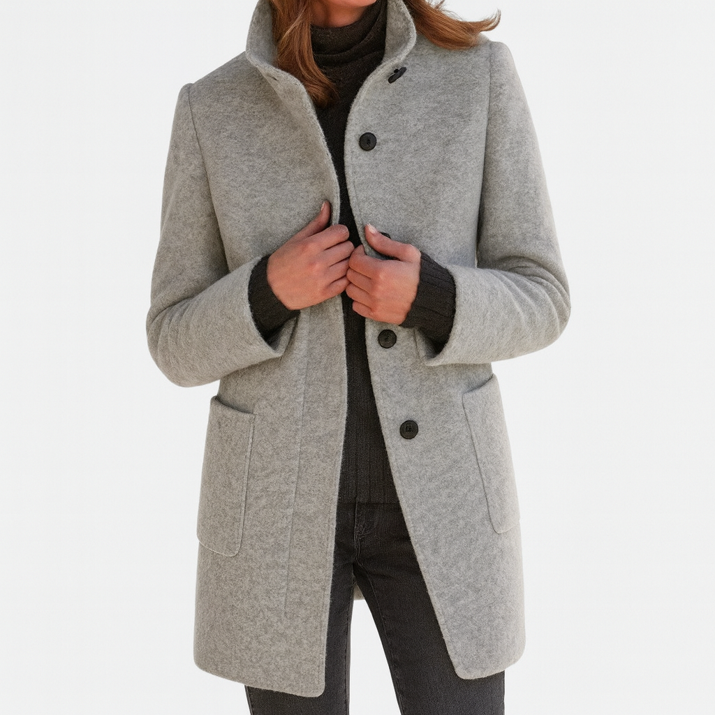 Veste d'hiver élégante Stella de Danoir Paris avec coupe moderne et détails sophistiqués, vue frontale.