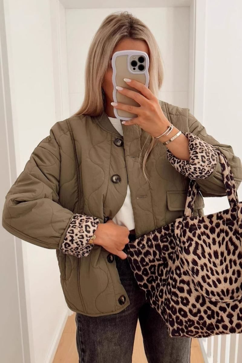 Veste matelassée moderne Noemi™ de Danoir Paris, coupe élégante, tissu rembourré, couleur neutre, détail de fermeture.