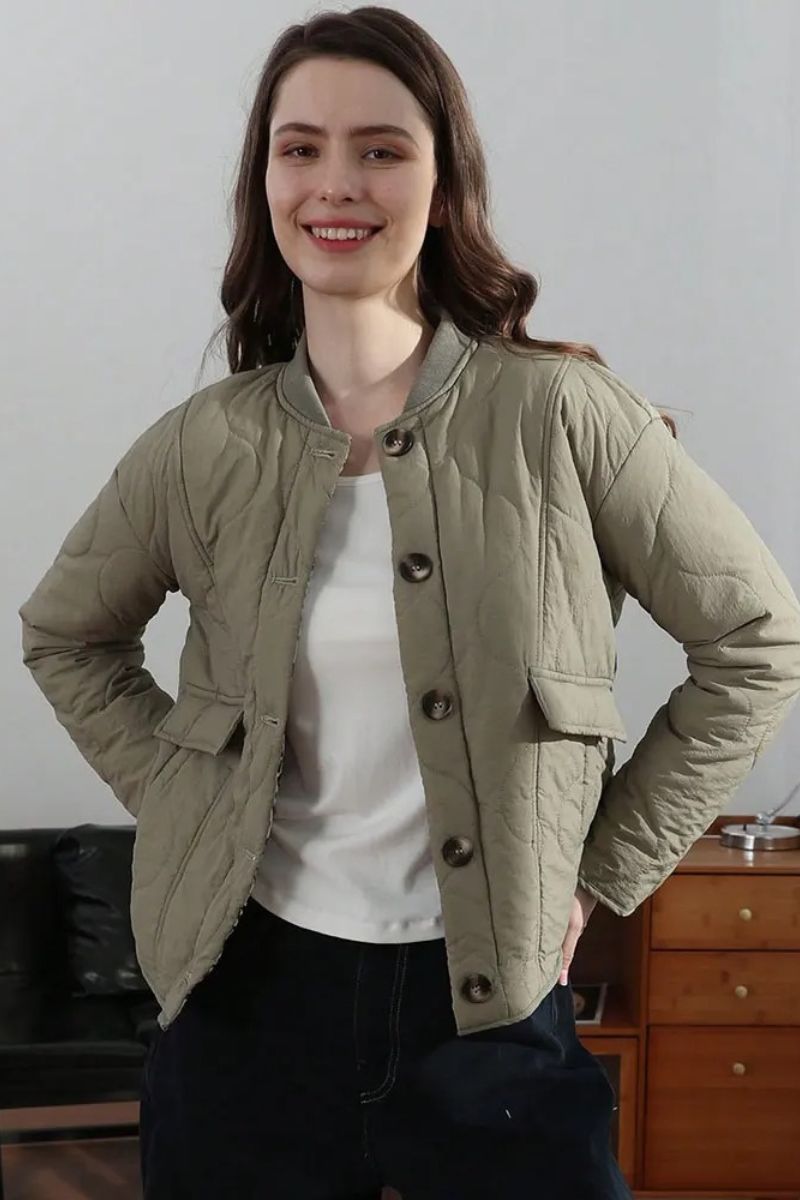 Veste matelassée moderne Noemi™ de Danoir Paris, design élégant avec rembourrage chaud, couleur neutre, vue frontale.