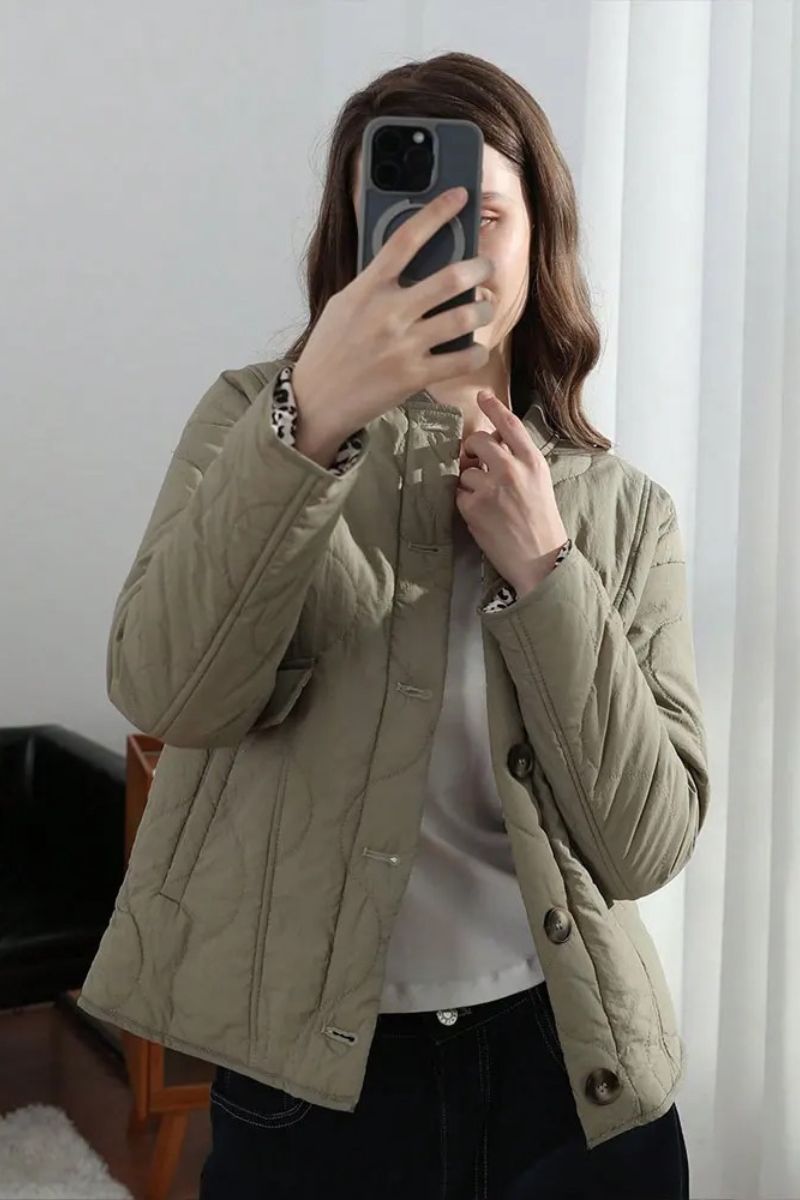 Veste matelassée moderne Noemi™ de Danoir Paris, design tendance, couleur neutre, fermeture éclair et col montant.