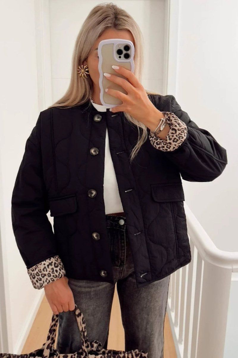 Veste matelassée moderne Noemi™ par Danoir Paris, style élégant, tissu matelassé beige, coupe féminine, vue de face.