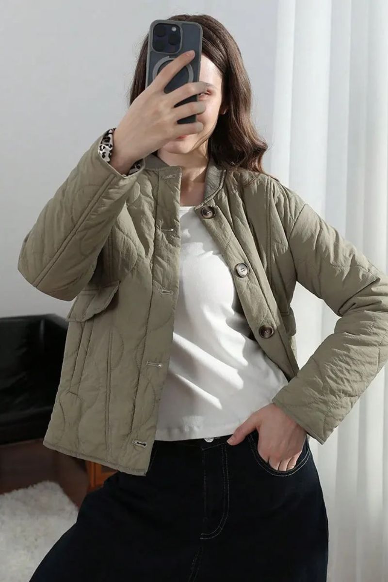 Veste matelassée moderne Noemi™ de Danoir Paris en vert sauge, style élégant et chaud pour l'hiver.