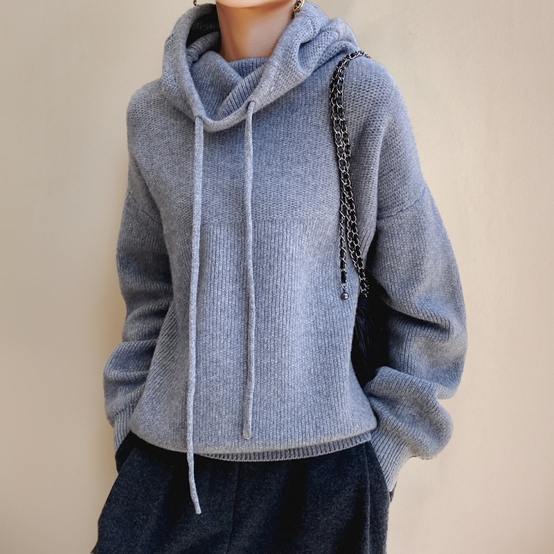 Pull à col roulé vert Danoir Paris Lena, vêtement élégant en coton avec coupe ajustée, porté sur mannequin.